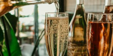 versare spumante nel calice