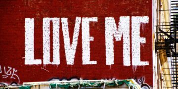 scritta love me