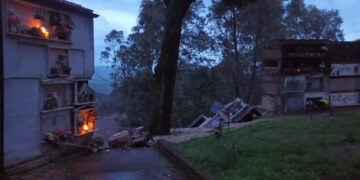 Maltempo in Calabria, crolla il cimitero e le bare finiscono nel burrone