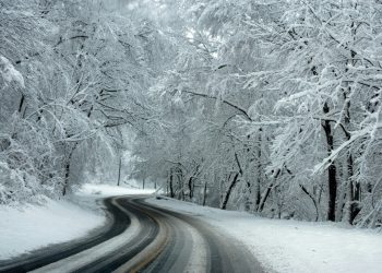 strada innevata e ghiacciata
