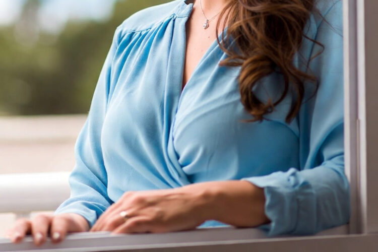 Donna si getta dal balcone per sfuggire al marito