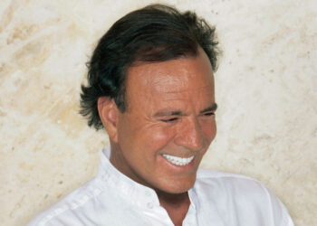 Un primo piano di Julio Iglesias