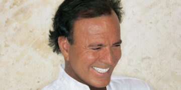 Un primo piano di Julio Iglesias