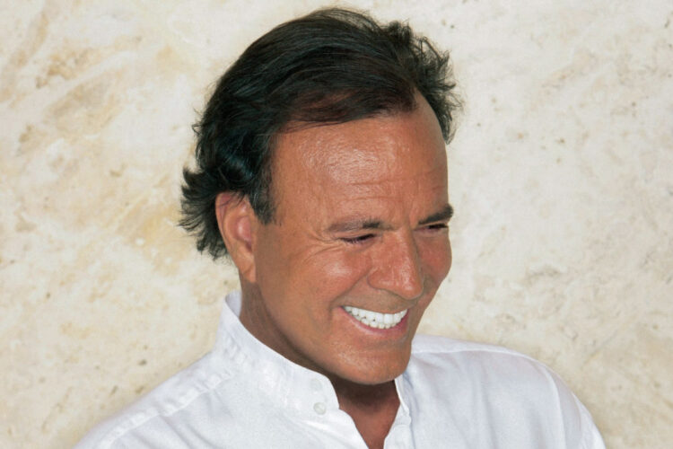 Un primo piano di Julio Iglesias