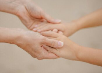 mani che si accarezzano