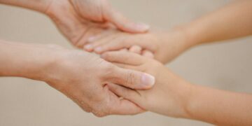 mani che si accarezzano