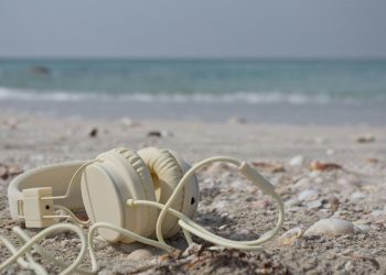 cuffie sulla spiaggia