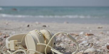 cuffie sulla spiaggia