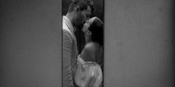 coppia si bacia in ascensore