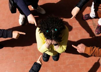 bambini prendono in giro bambina
