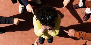 bambini prendono in giro bambina