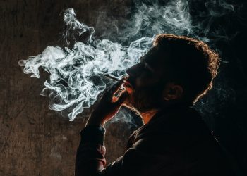 uomo fuma sigaretta
