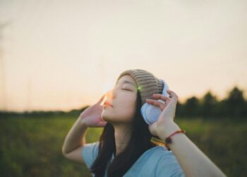 ragazza ascolta musica