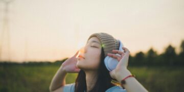 ragazza ascolta musica