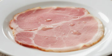 Una fetta di prosciutto cotto