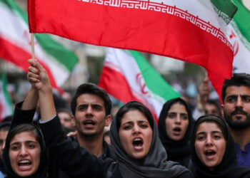 Un gruppo di manifestanti partecipa alle proteste in Iran