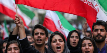 Un gruppo di manifestanti partecipa alle proteste in Iran