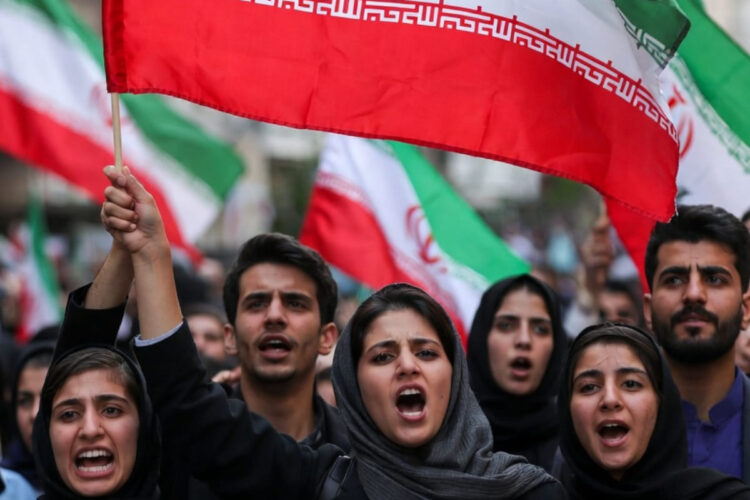 Un gruppo di manifestanti partecipa alle proteste in Iran