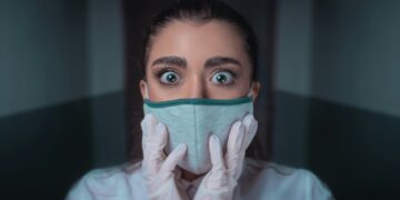 infermiera con mascherina