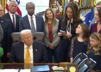 Trump si addormenta nello studio ovale e la bambina lo scopre