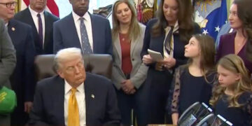 Trump si addormenta nello studio ovale e la bambina lo scopre