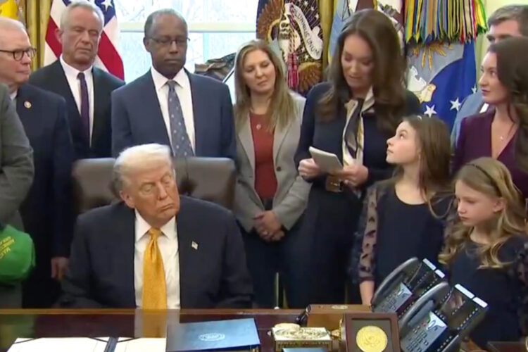 Trump si addormenta nello studio ovale e la bambina lo scopre