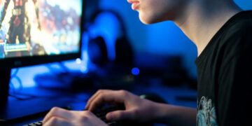 Videogiochi, dedicarci più di 10 ore a settimana fa male: lo studio