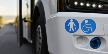 15enne disabile scorda l'abbonamento e viene fatto scendere dal bus