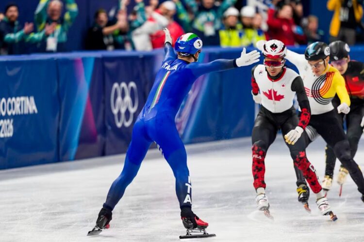 Pietro Sighel esulta per l'oro nella staffetta mista di short track alle Olimpiadi | alanews.it