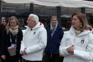 Milano Cortina, Mattarella al Super-G femminile con la giacca dell’Italia
