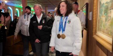 Federica Brignone con i due ori vinti alle Olimpiadi di Milano-Cortina