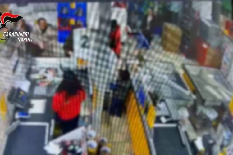 Tentato rapimento bambino in un supermercato a Caivano