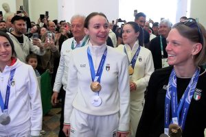 Olimpiadi, la squadra femminile di short track acclamata all’arrivo a Casa Italia a Milano