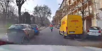 Tram deraglia a Milano e si schianta contro un palazzo: 2 morti, 54 feriti e indagini in corso