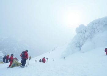 Dieci sciatori dispersi dopo una valanga a Lake Tahoe, soccorsi ostacolati dal maltempo