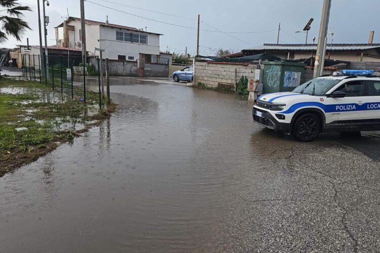 Allagamenti alla foce del Tevere a Fiumicino, evacuate 50 persone