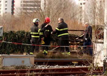 Controlli della polizia sui binari della stazione di Pesaro