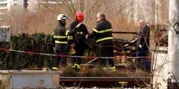 Controlli della polizia sui binari della stazione di Pesaro