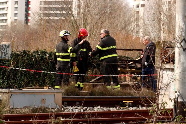 Controlli della polizia sui binari della stazione di Pesaro