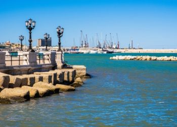 Corpo ritrovato sul moletto Nazario Sauro a Livorno