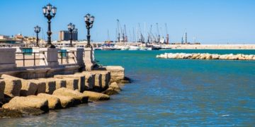 Corpo ritrovato sul moletto Nazario Sauro a Livorno