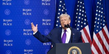 Donald Trump critica la Corte Suprema degli Stati Uniti per la sentenza d'annullamento dei "suoi" dazi