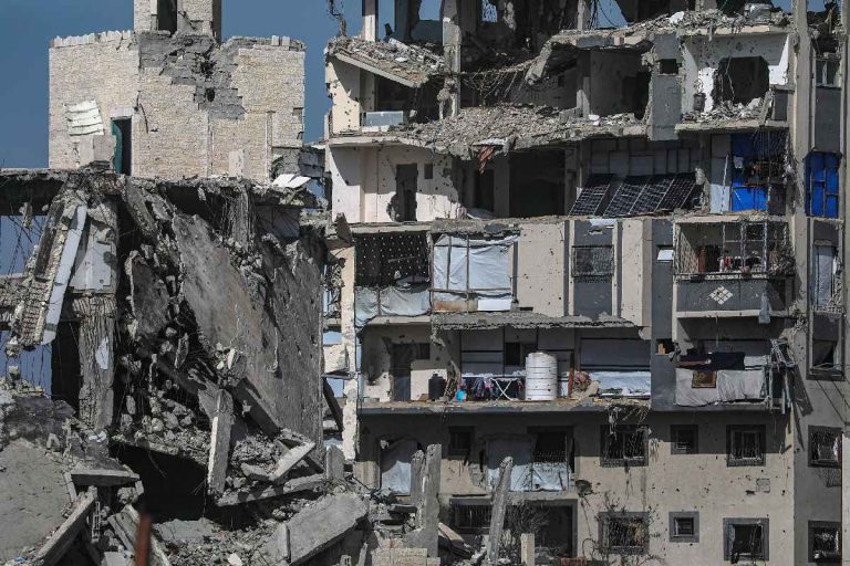 Crolla un palazzo a Gaza, 11 morti e circa 50 bambini intrappolati: la situazione