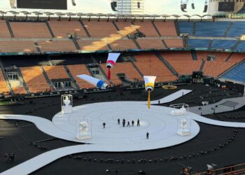 Gli ultimi preparativi allo stadio San Siro per il grande show della cerimonia d'apertura delle Olimpiadi