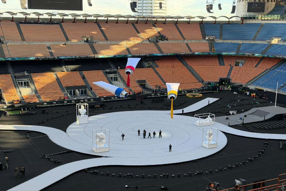 Gli ultimi preparativi allo stadio San Siro per il grande show della cerimonia d'apertura delle Olimpiadi