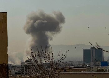 Il cielo di Teheran, capitale dell'Iran, dopo l'attacco di Israele