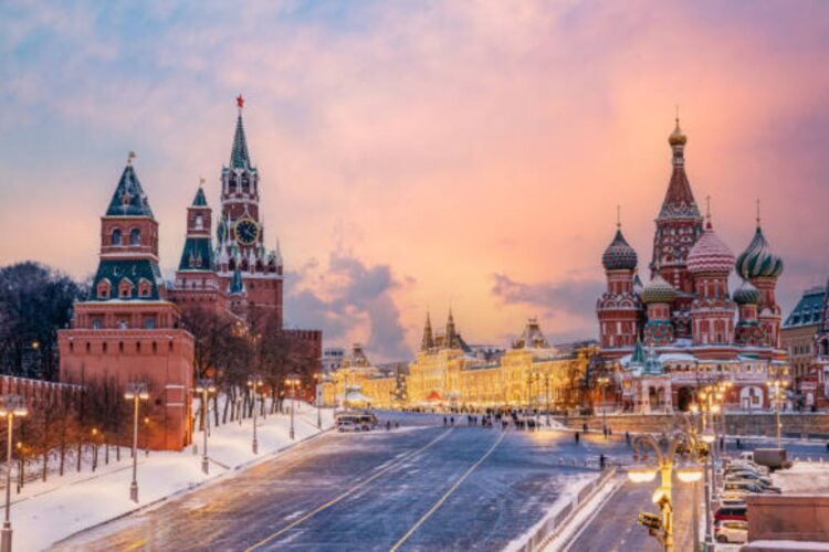 Il Cremlino conferma i contatti tra Russia e Francia