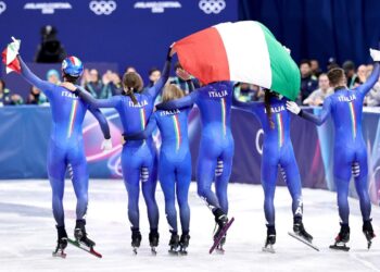 Il team italiano celebra la vittoria dell'oro nello short track