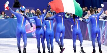 Il team italiano celebra la vittoria dell'oro nello short track