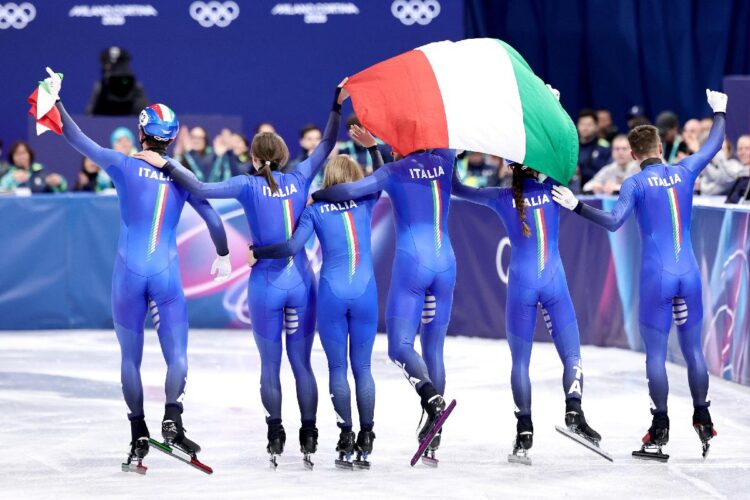 Il team italiano celebra la vittoria dell'oro nello short track